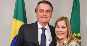 Jair Bolsonaro e Mayra Pinheiro sorrindo, posando para a foto.