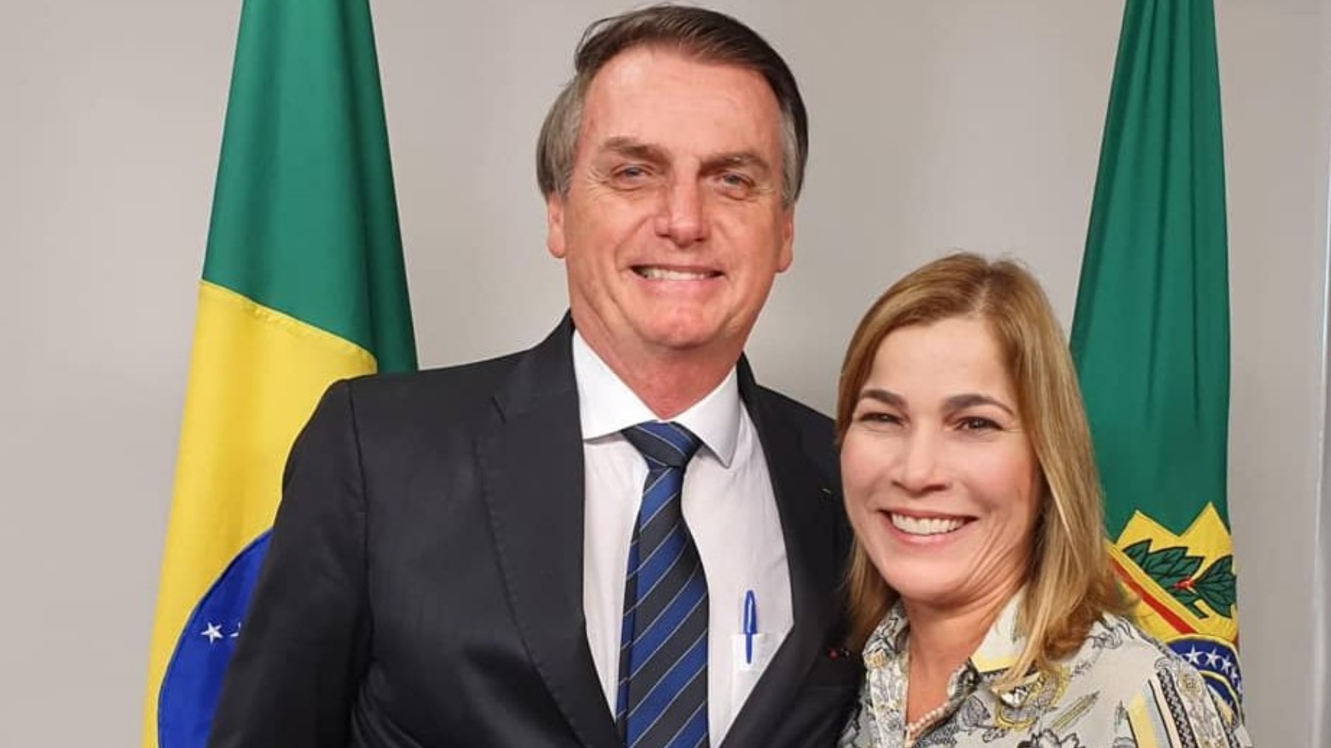 Jair Bolsonaro e Mayra Pinheiro sorrindo, posando para a foto.