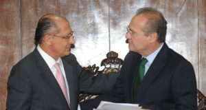 Alckmin conversando com Renan Calheiros: MDB quer usar Alckmin para fazer as pazes com PT