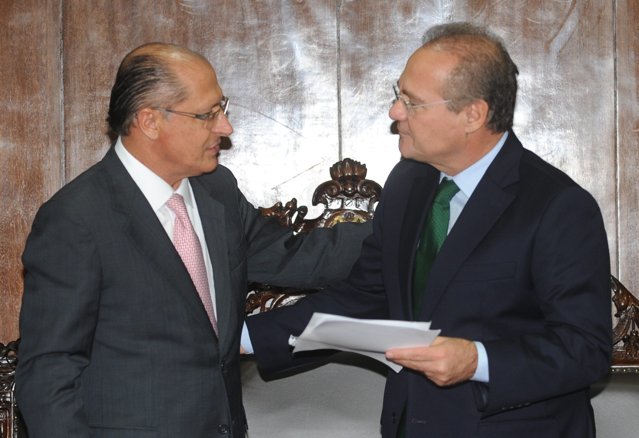 Alckmin conversando com Renan Calheiros: MDB quer usar Alckmin para fazer as pazes com PT