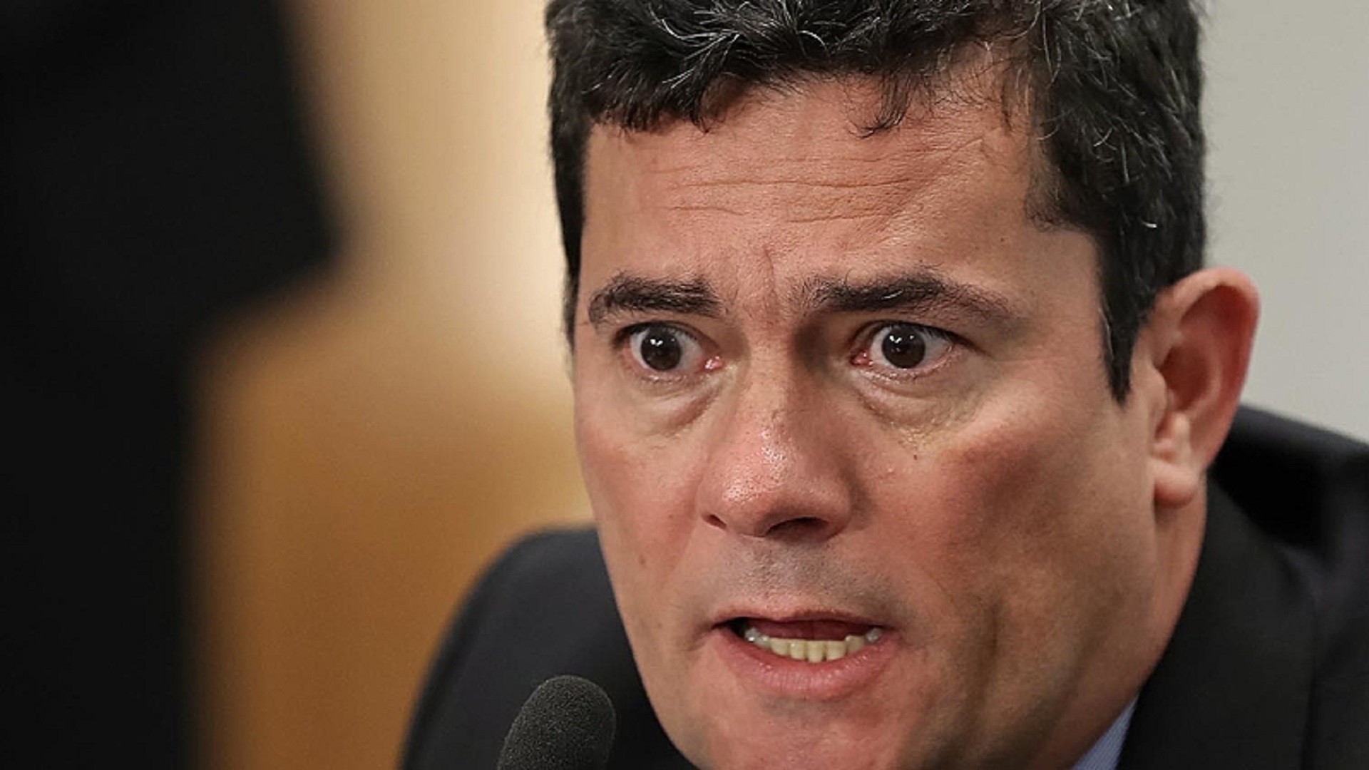 Moro com expressão de desespero