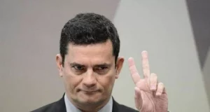 Moro fazendo sinal de paz: Moro esnoba Doria e será candidato