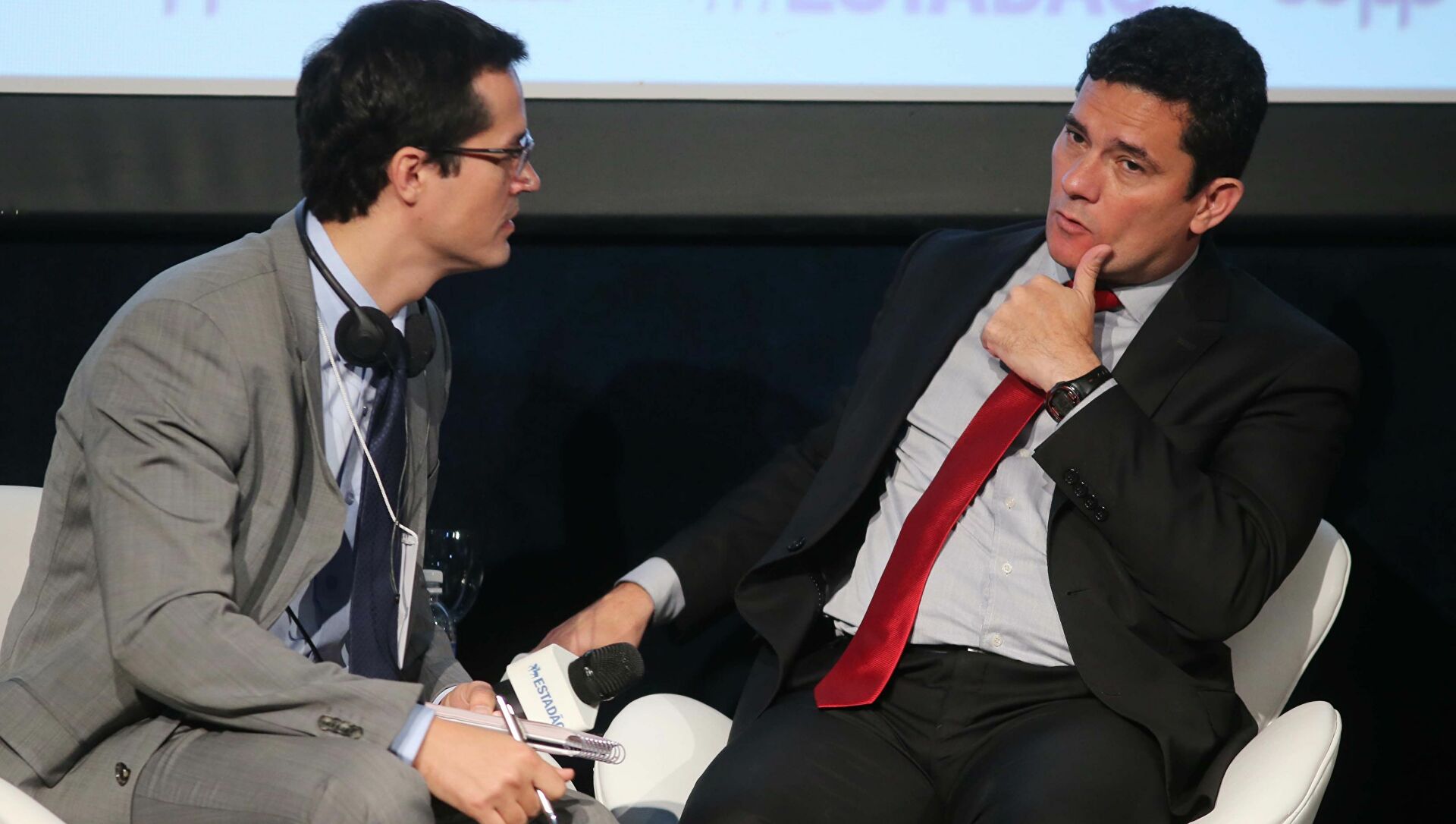Sergio Moro e Deltan Dallagnol, sentados e conversando