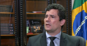 Moro sentado e de terno e gravata: Moro admitiu “erro material” na emissão de nota fiscal