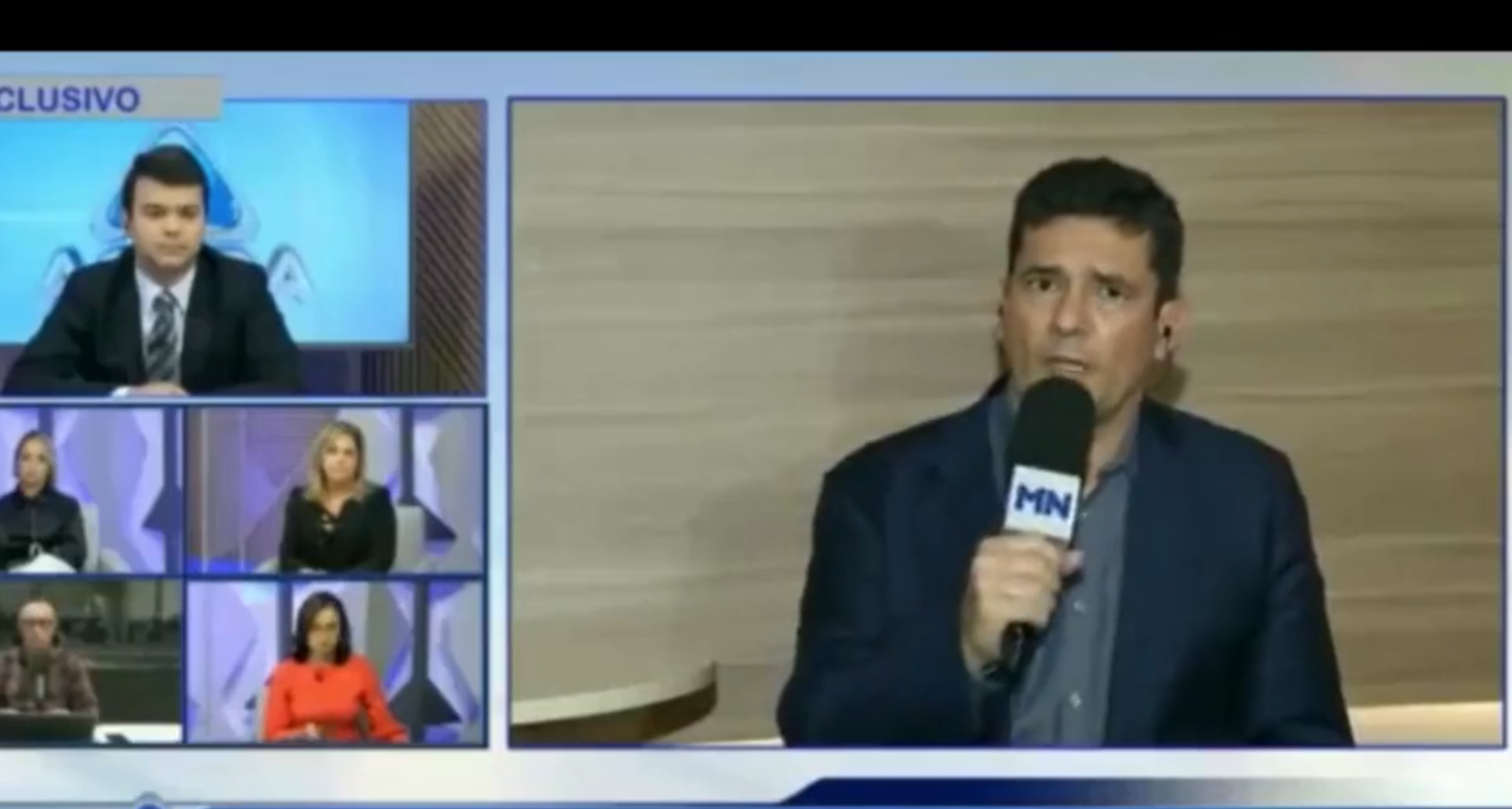 Sergio Moro com o microfone na mão dando entrevista à uma emissora de TV do Piauí.