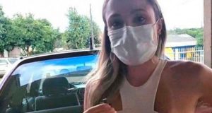 Mulher devolve carro de sorteio ao saber que rifa custearia cirurgia