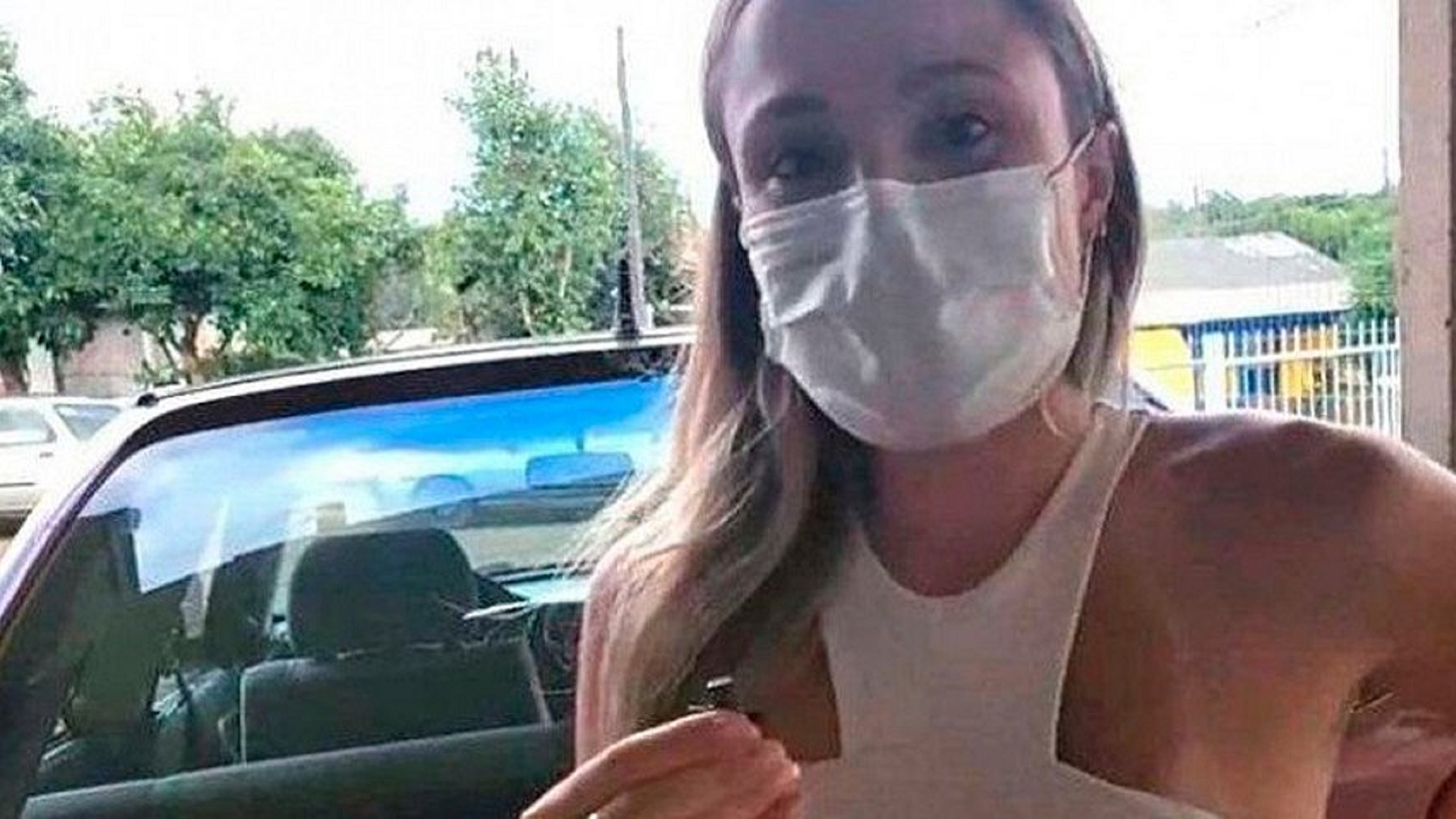 Mulher devolve carro de sorteio ao saber que rifa custearia cirurgia