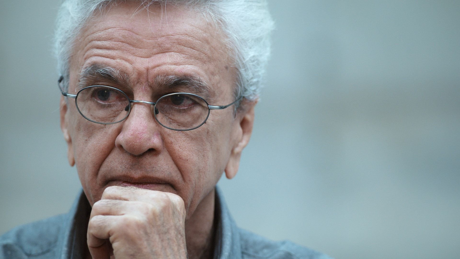 Caetano Veloso com a mão no queixo