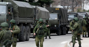 EUA ordem que diplomatas deixem a Ucrânia. Foto de miliatares e carros do Exército em uma estrada na Ucrânica.