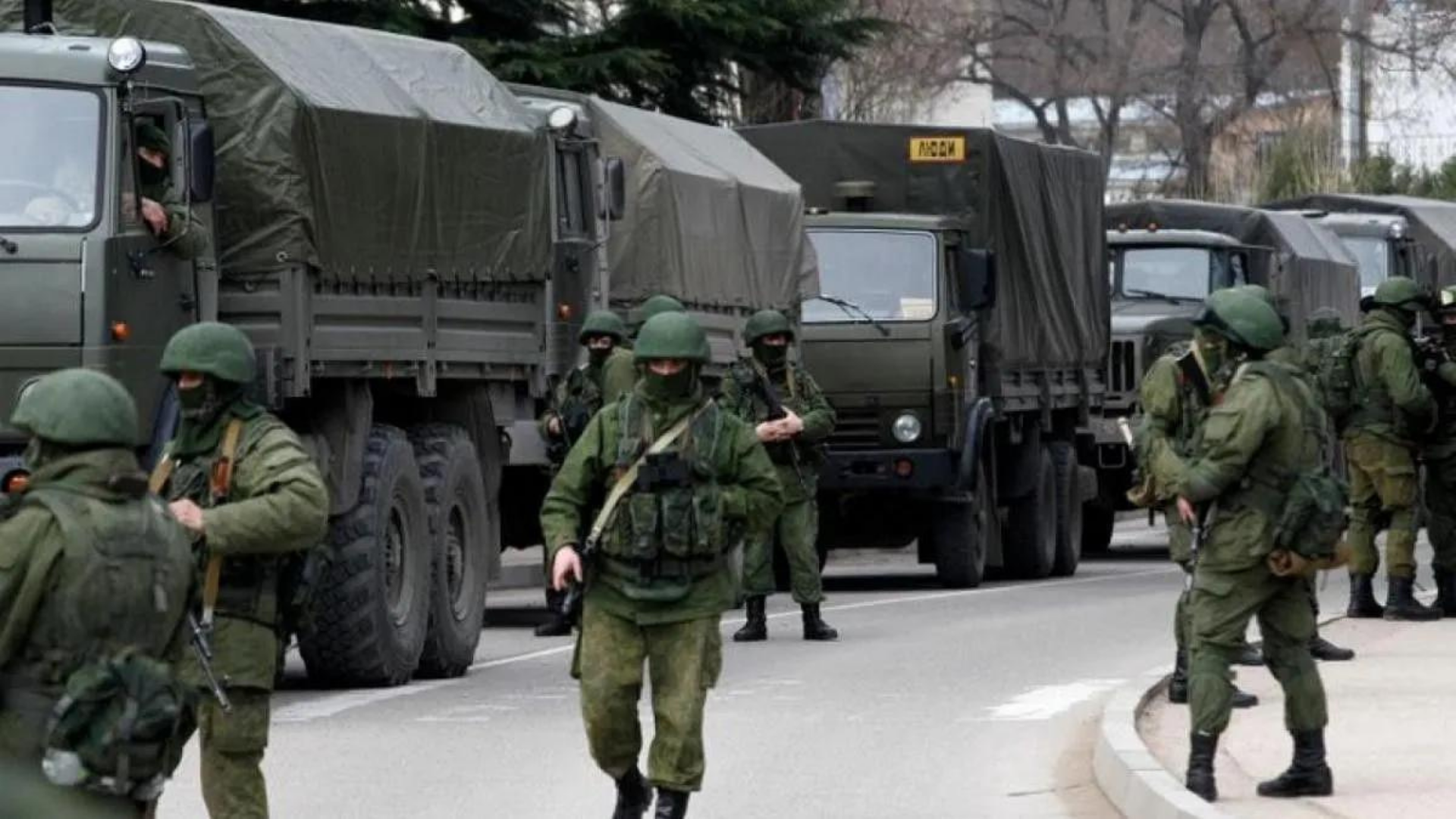 EUA ordem que diplomatas deixem a Ucrânia. Foto de miliatares e carros do Exército em uma estrada na Ucrânica.