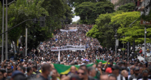 Policiais de MG anunciam greve e pedem reajuste. Foto de multidão de manifestantes em uma rua de Belo Horizonte.