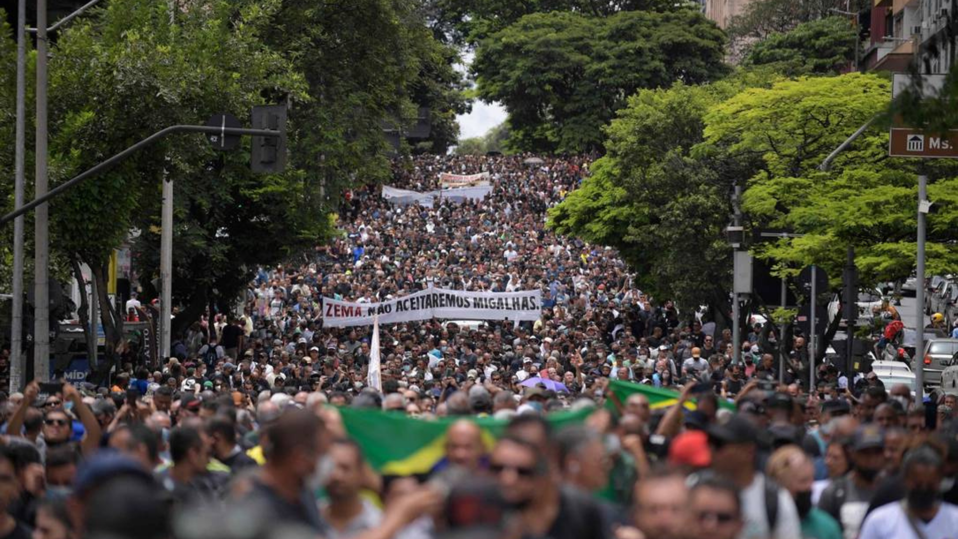 Policiais de MG anunciam greve e pedem reajuste. Foto de multidão de manifestantes em uma rua de Belo Horizonte. 