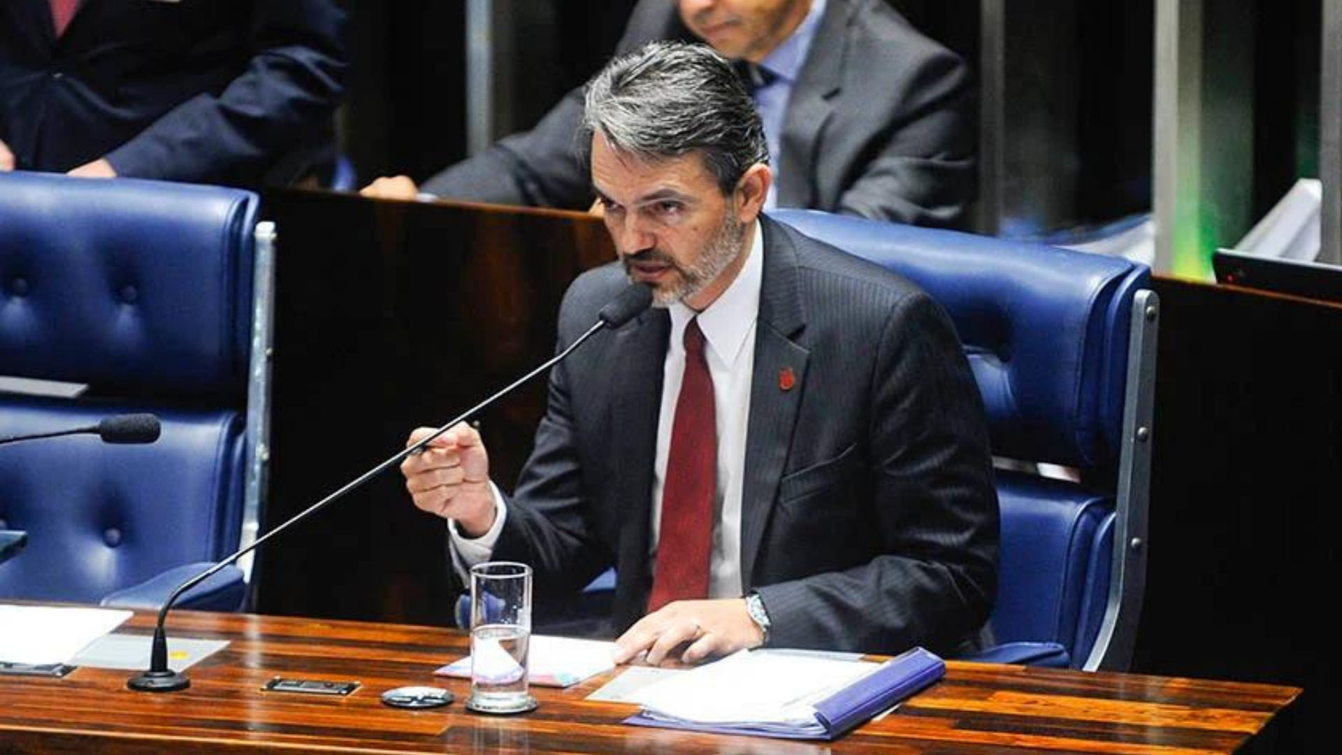 Procurador detona pedido de suspeição em caso contra Moro. Foto do procurador Julio Oliveira com terno preto, gravata vermelha, barba e cabelos grisalhos.