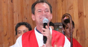 Padre acusado de estupro falando no microfone