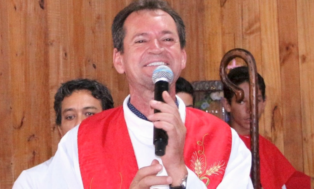 Padre acusado de estupro falando no microfone