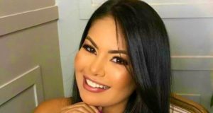 A cantora Paulinha Abelha, da banda Calcinha Preta, sorrindo.
