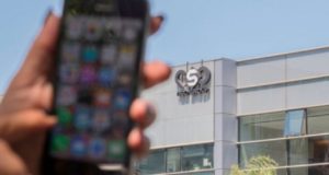 Celular e sede do NSO Group, em Israel