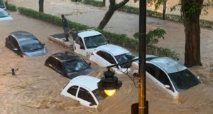 Prefeito de Petrópolis assume responsabilidade "parcial" sobre tragédia