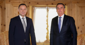 Bolsonaro ao lado do presidente da Polônia: Presidente da Polônia recusa visita de Bolsonaro