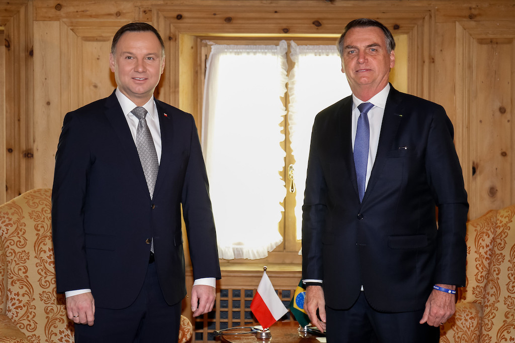 Bolsonaro ao lado do presidente da Polônia: Presidente da Polônia recusa visita de Bolsonaro