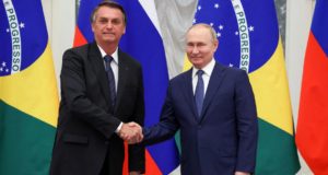Jair Bolsonaro cumprimentando Vladimir Putin: Bolsonaro recebe conselho do Centrão