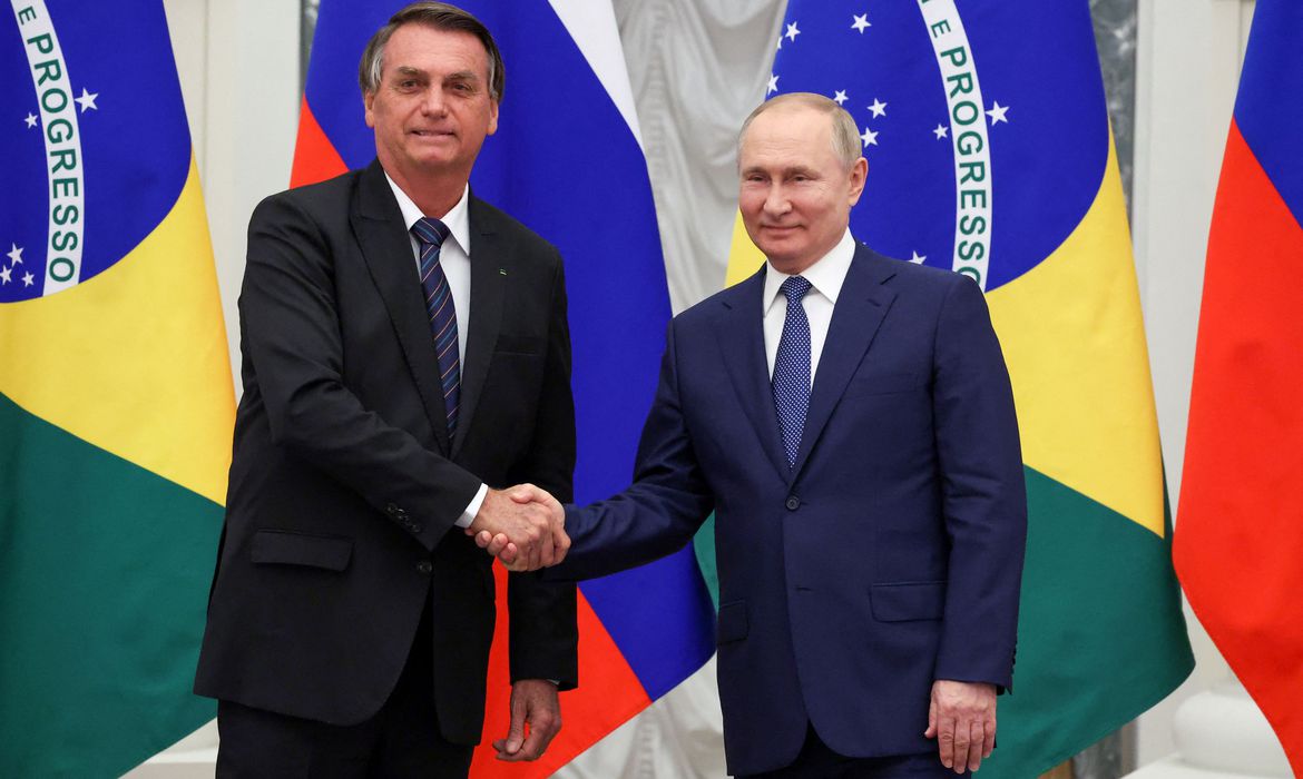 Jair Bolsonaro cumprimentando Vladimir Putin: Bolsonaro recebe conselho do Centrão