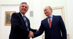 Putin cumprimentando Alberto Fernandez: Putin gosta mais do presidente da Argentina do que do Bolsonaro