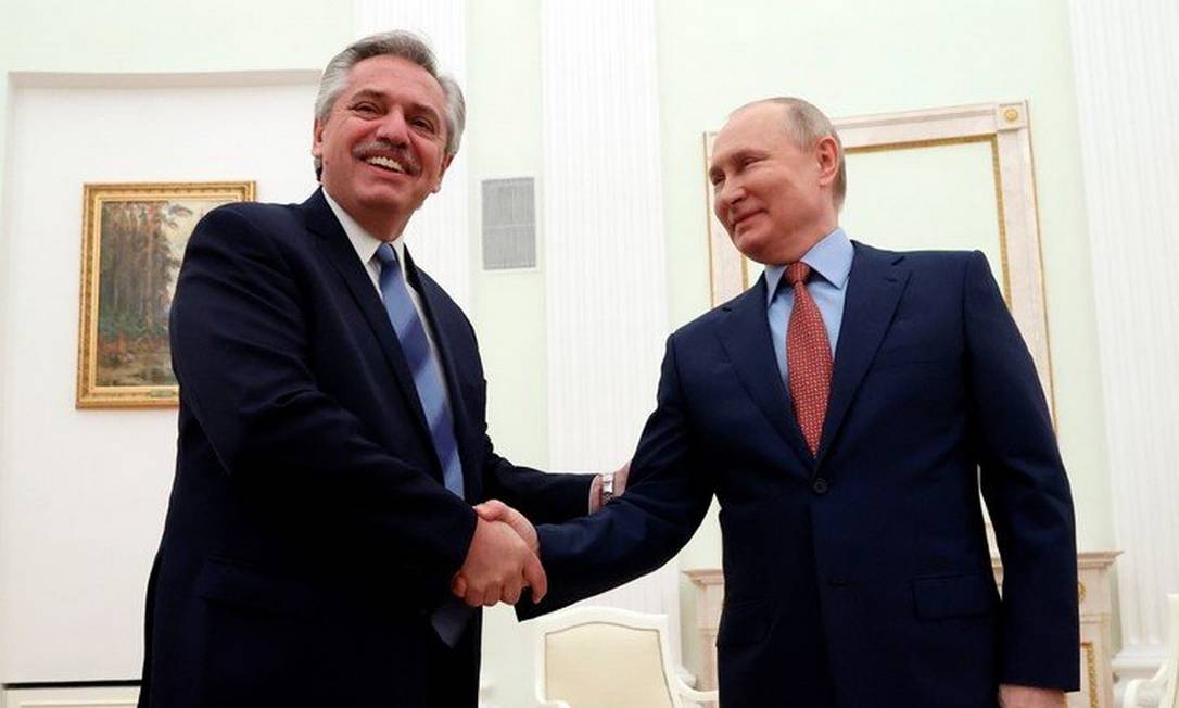 Putin cumprimentando Alberto Fernandez: Putin gosta mais do presidente da Argentina do que do Bolsonaro