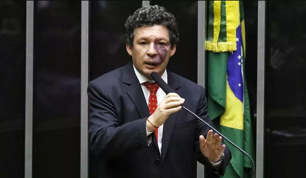 O deputado Reginaldo Lopes falando na tribuna da Câmara