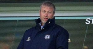 Abramovich anunciou neste sábado (26) que transferiu o controle do Chelsea