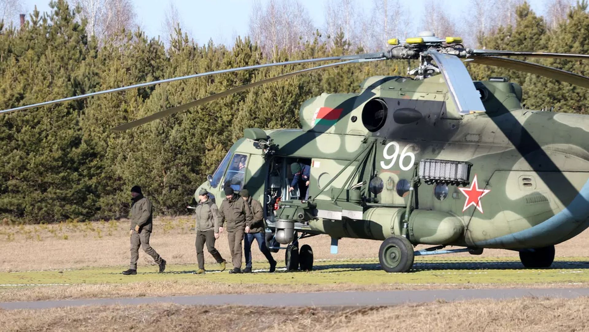 Membros da comitiva ucraniana chegam à região de Gomel, na Belarus, para negociar com os russos, em 28 de fevereiro de 2022