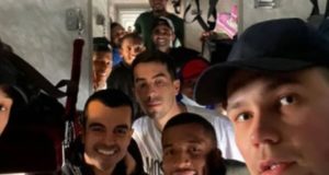 Jogadores no trem, saindo de Kiev