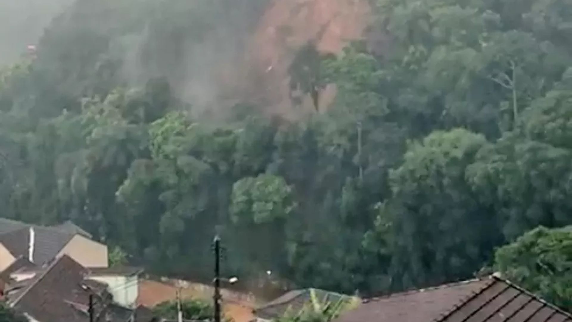 Petrópolis: Queda de barreira provocou um tsunami no Rio Quitandinha