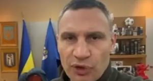 Prefeito de Kiev e ex-campeão mundial de boxe no peso pesado, Vitali Klitschko grava vídeo em seu gabinete