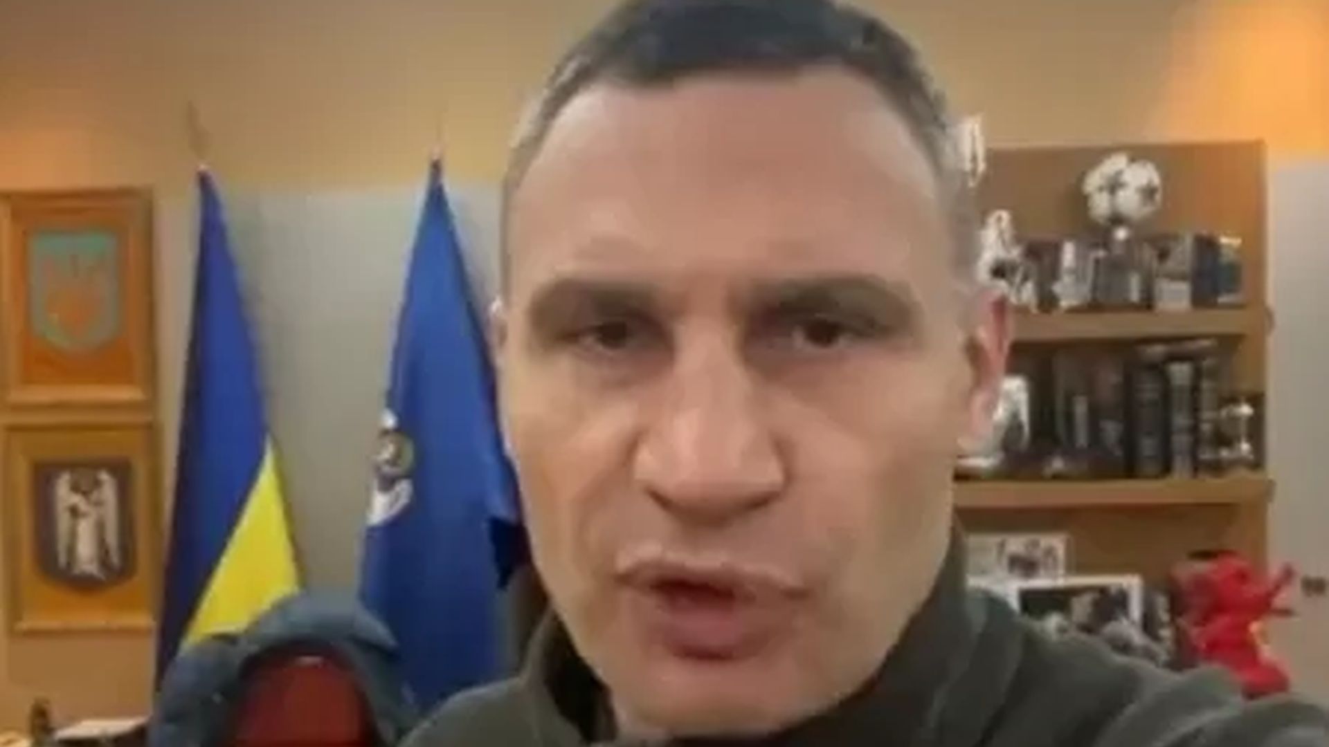 Prefeito de Kiev e ex-campeão mundial de boxe no peso pesado, Vitali Klitschko grava vídeo em seu gabinete