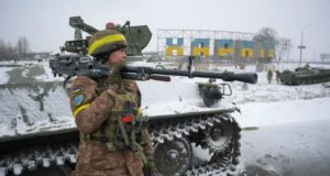 Militar ucraniano faz guarda em rua de Kharkiv