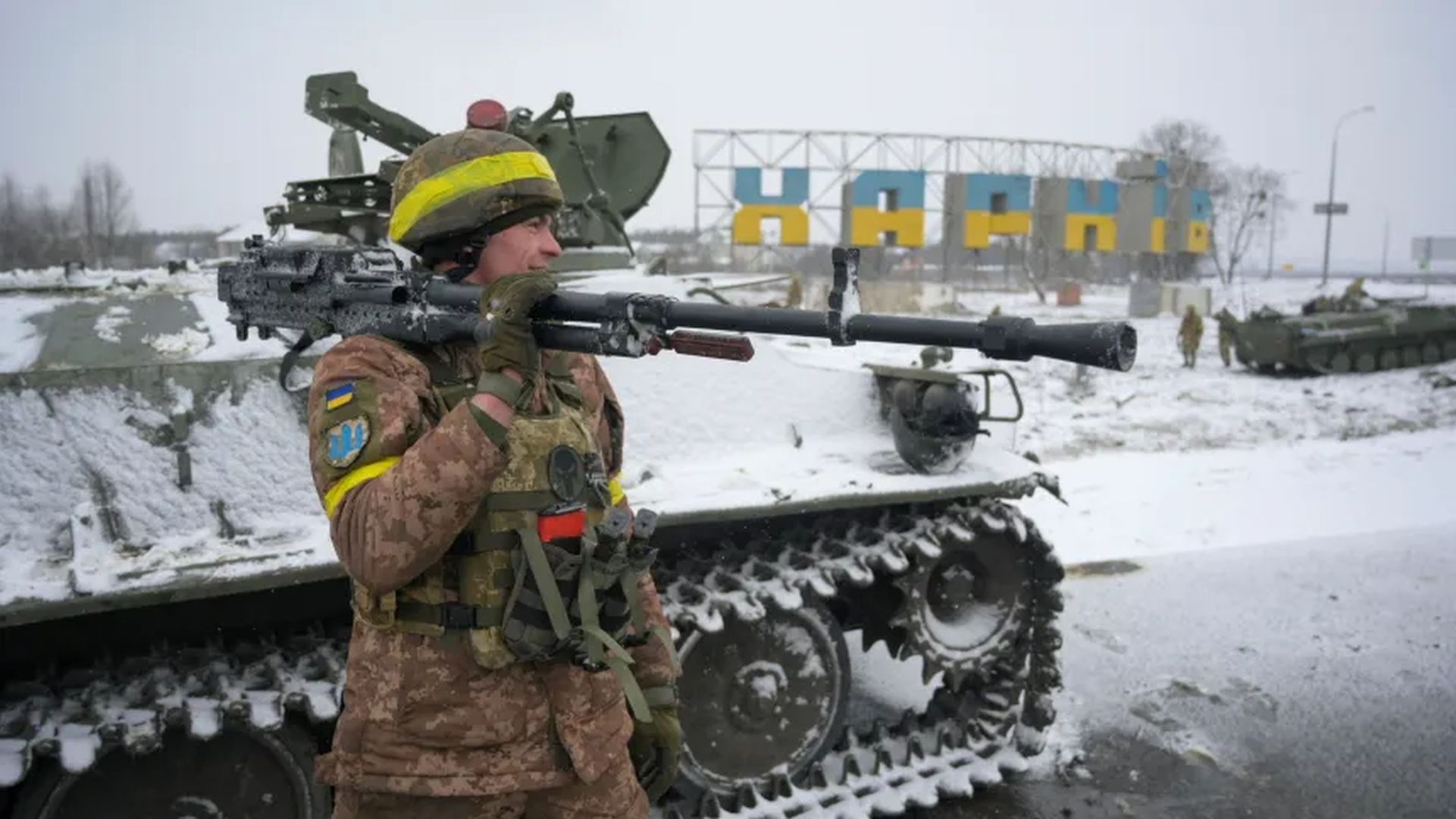 Militar ucraniano faz guarda em rua de Kharkiv durante guerra contra a Rússia