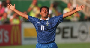 Romário comemorando gol com a camisa azul da seleção brasileira