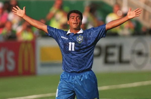 Romário comemorando gol com a camisa azul da seleção brasileira