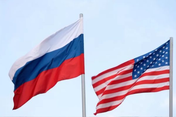 Bandeiras de Rússia e EUA