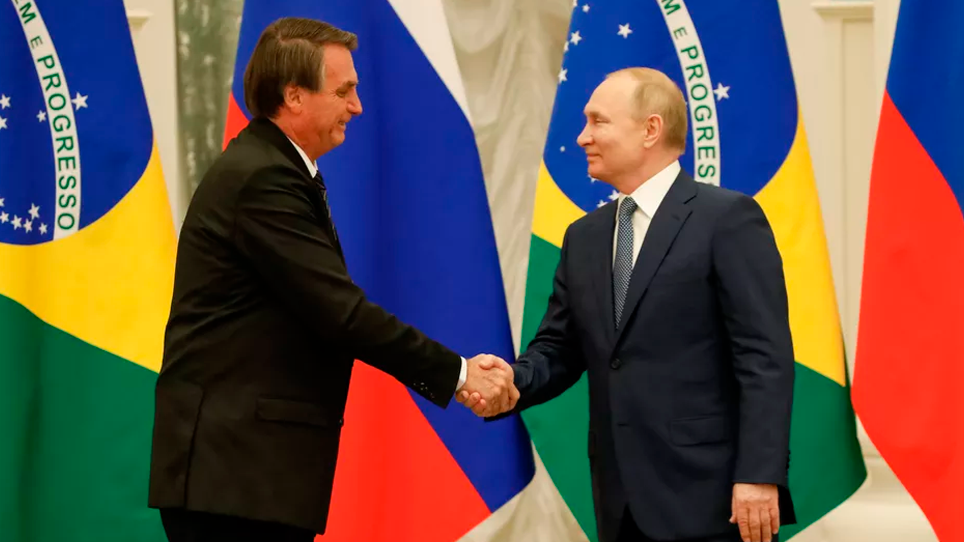 Bolsonaro cumprimentando o presidente da Rússia