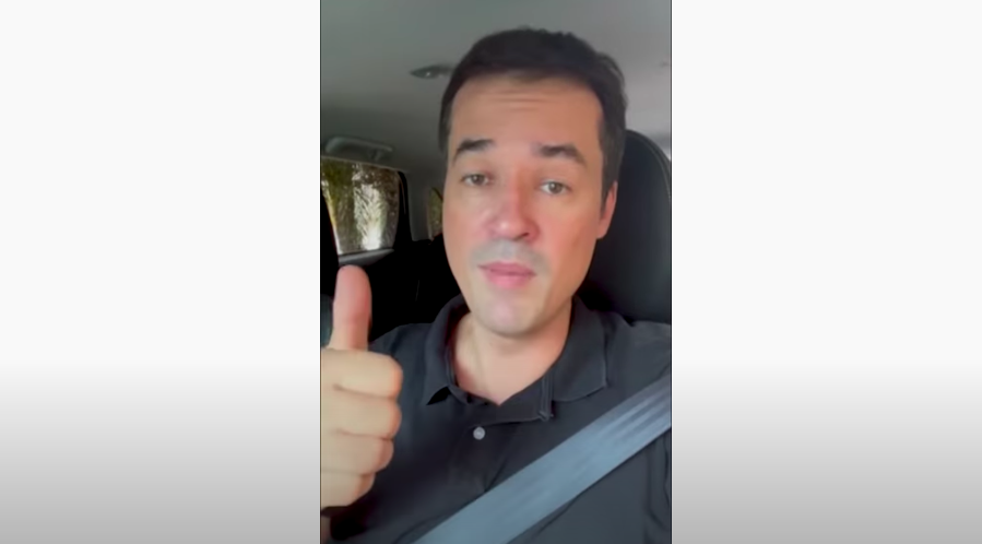 Deltan Dellagnol dentro de carro