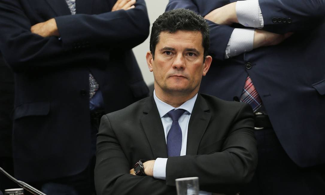 Sergio Moro de braços cruzados: Sergio Moro é detonado pela Polícia Federal