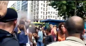 Guarda é flagrado espirrando spray de pimenta em criança