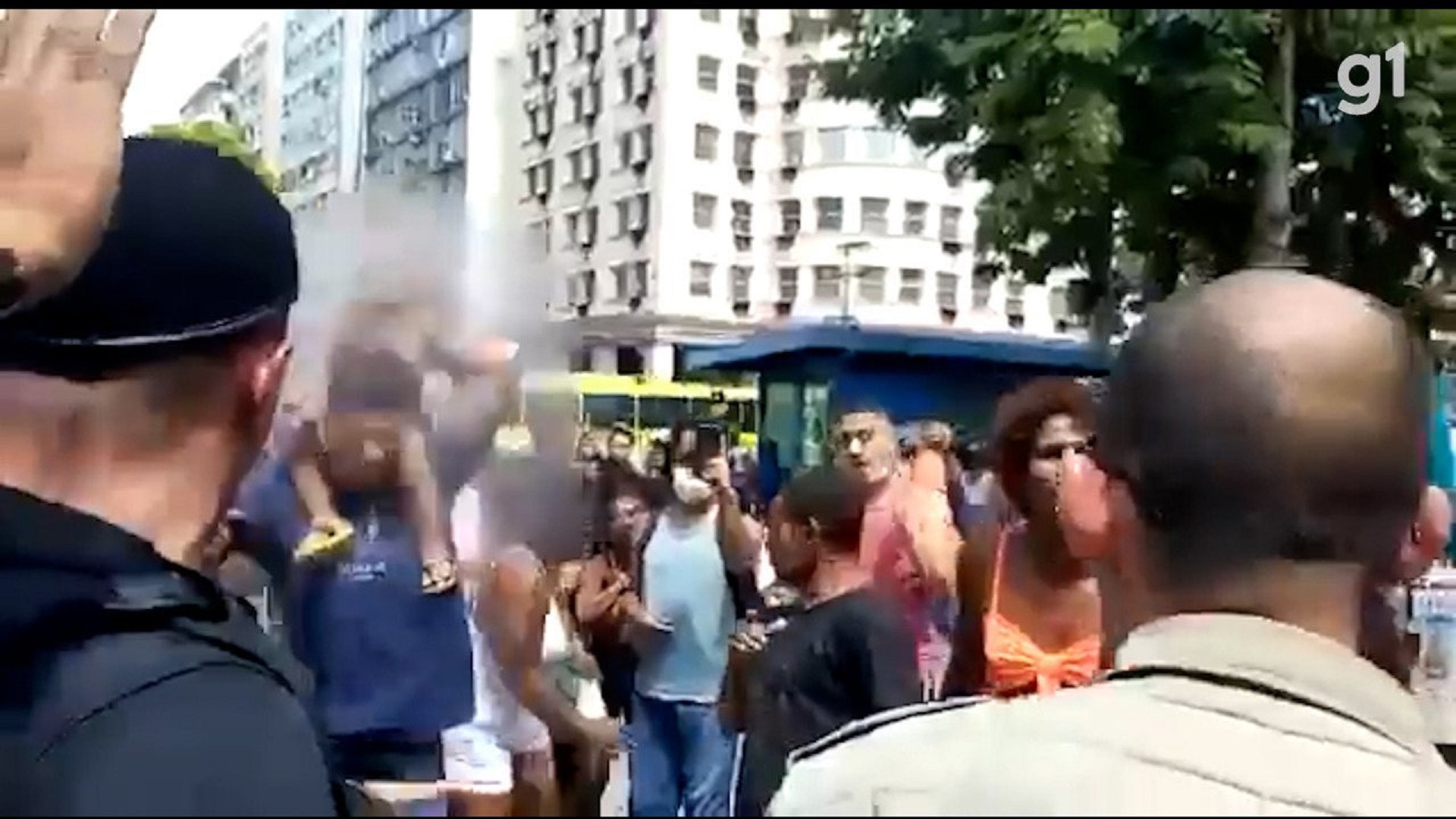 Guarda é flagrado espirrando spray de pimenta em criança
