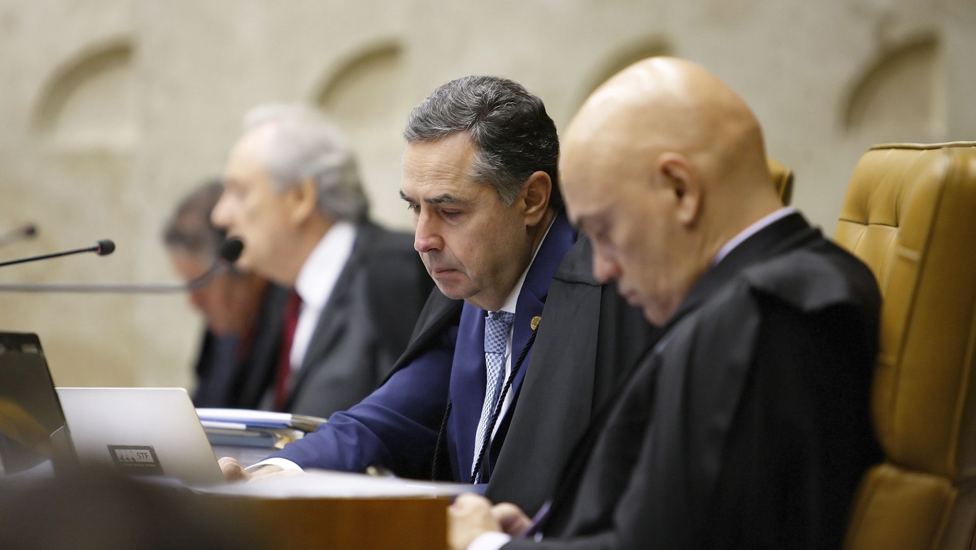 A imagem de Barroso com Moraes