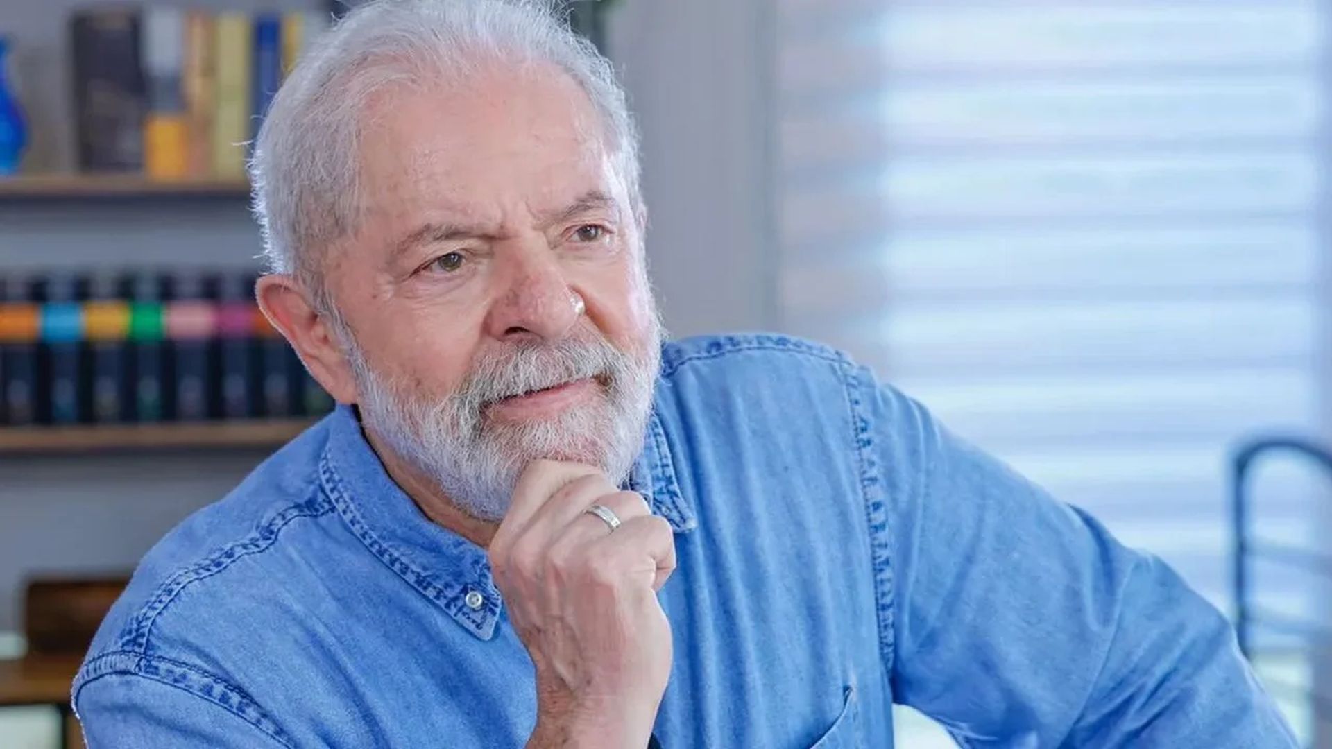 Lula pensativo, com a mão no queixo