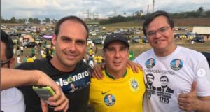 O auditor João José Tafner (ao centro), com Eduardo Bolsonaro (PSL-SP), em 2018. Foto: Reprodução/Instagram