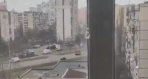 Tanque passa por cima de carro