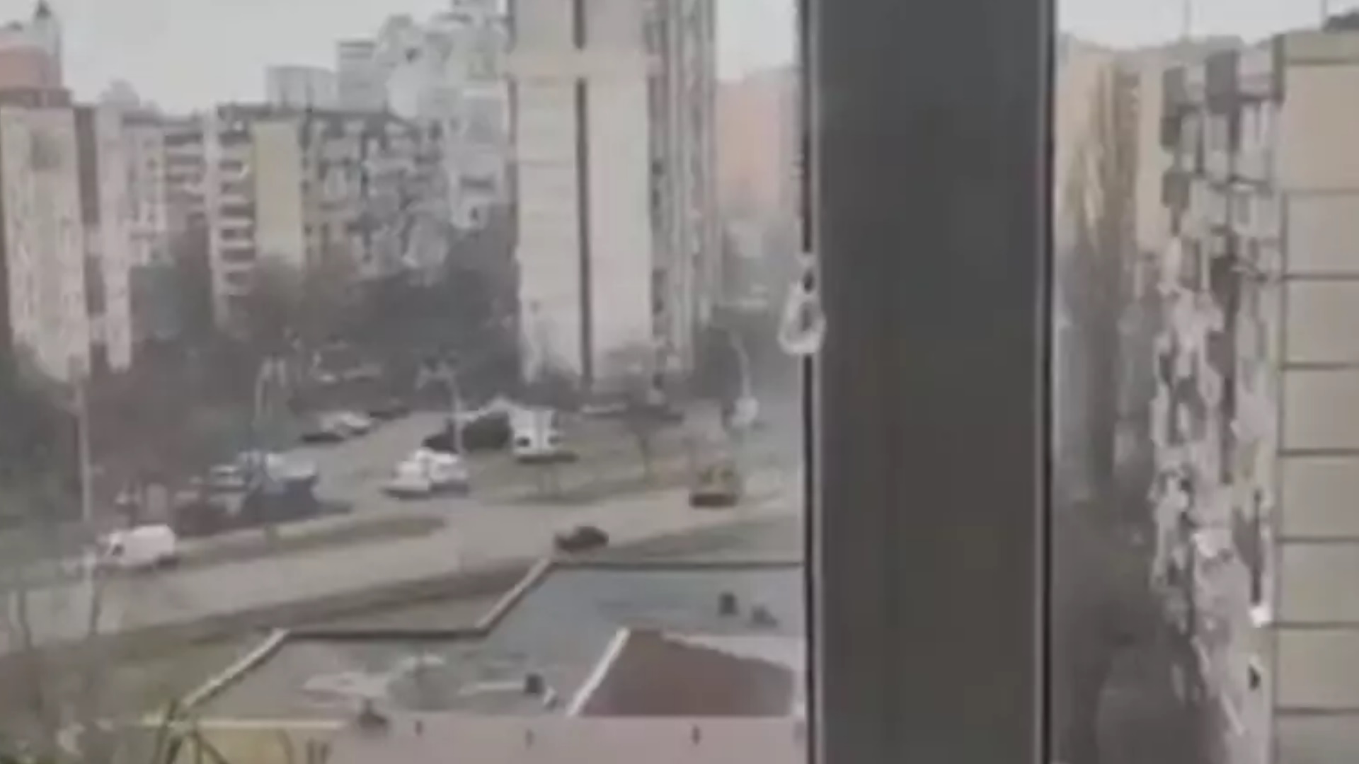Tanque passa por cima de carro